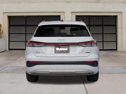 2022 Audi e-tron Premium Plus