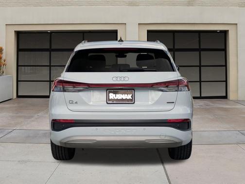 2022 Audi e-tron Premium Plus