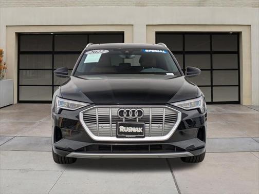 2022 Audi e-tron Premium Plus