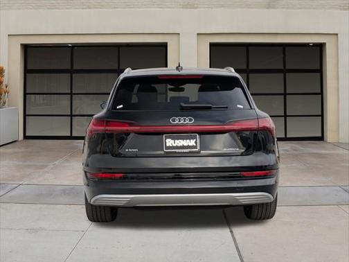 2022 Audi e-tron Premium Plus