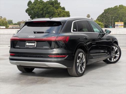 2022 Audi e-tron Premium Plus