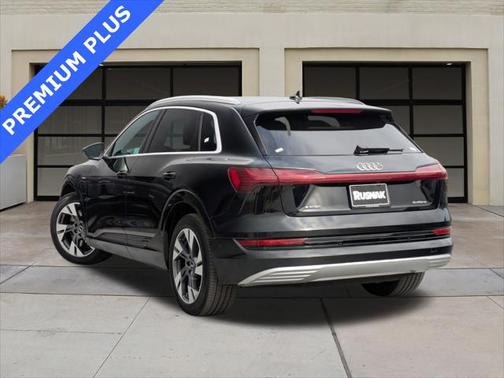 2022 Audi e-tron Premium Plus