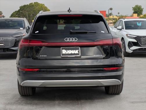 2022 Audi e-tron Premium Plus