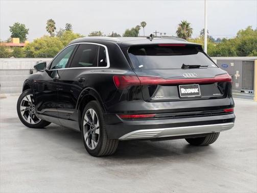 2022 Audi e-tron Premium Plus