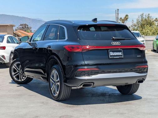 Mythos Black Metallic 2025 Audi Q5 Premium TFSI quattro S tronic