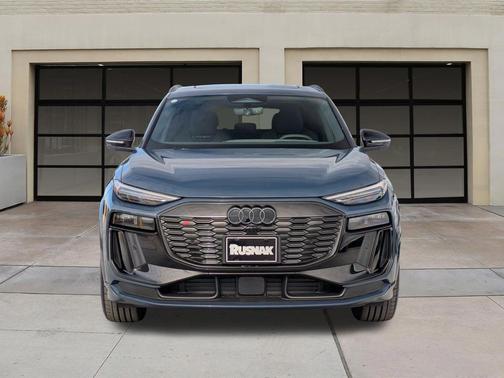 Plasma Blue Metallic 2027 Audi SQ6 e-tron Premium Plus