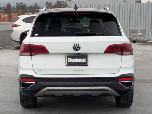 Pure White 2023 Volkswagen Taos 1.5T SE