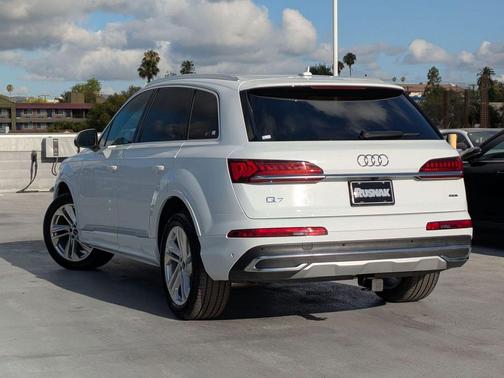 Glacier White Metallic 2023 Audi Q7 45 Premium