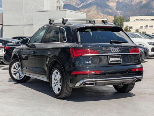 Mythos Black Metallic 2023 Audi Q5 45 S line Premium