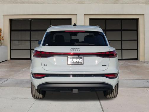 2025 Audi Q6 e-tron Premium quattro