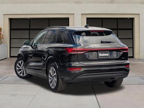 Mythos Black Metallic 2027 Audi Q6 e-tron Premium