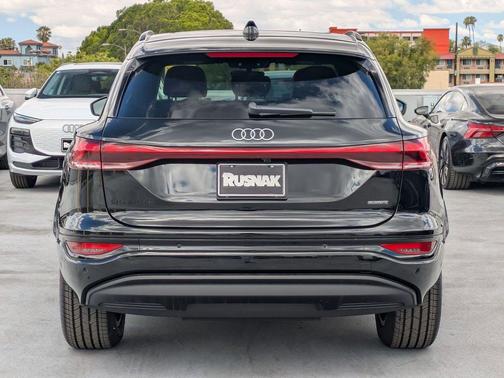 Mythos Black Metallic 2027 Audi Q6 e-tron Premium