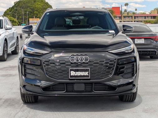 Mythos Black Metallic 2027 Audi Q6 e-tron Premium