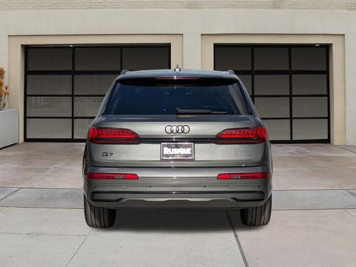 2023 Audi Q7 45 Premium Plus