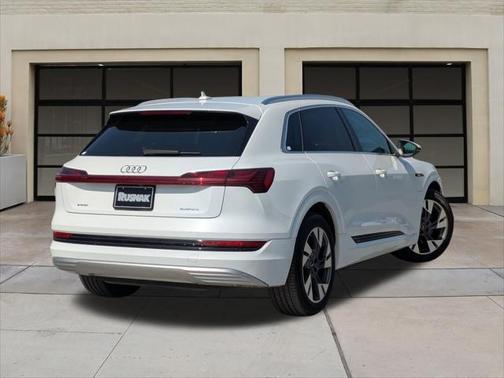 2022 Audi e-tron Premium Plus