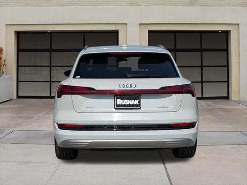 2022 Audi e-tron Premium Plus