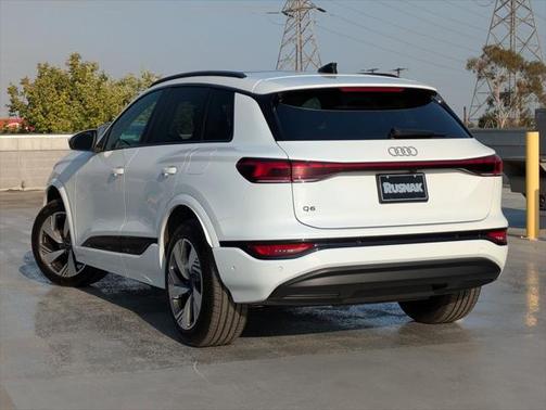 2025 Audi Q6 e-tron Premium quattro
