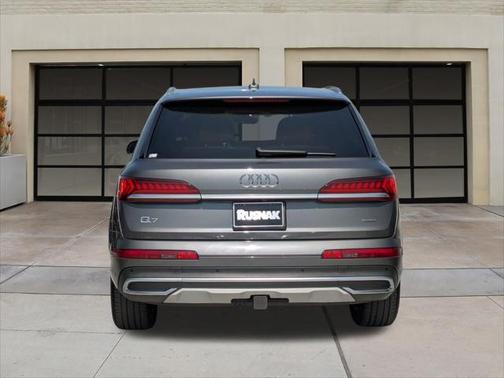 2022 Audi Q7 45 Premium Plus