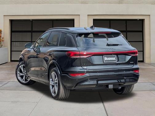 Mythos Black Metallic 2027 Audi Q6 e-tron Premium Plus