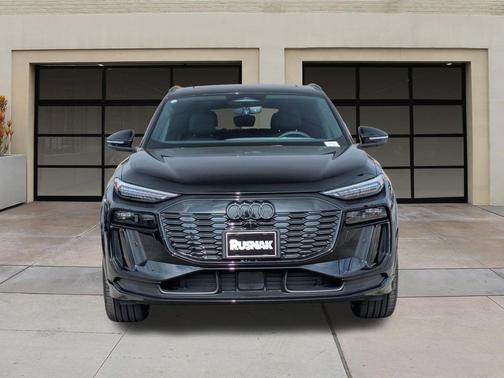 Mythos Black Metallic 2027 Audi Q6 e-tron Premium Plus