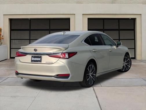 2023 Lexus ES 300h Base