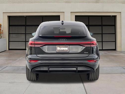 Mythos Black Metallic 2027 Audi Q6 e-tron Sportback Premium Plus