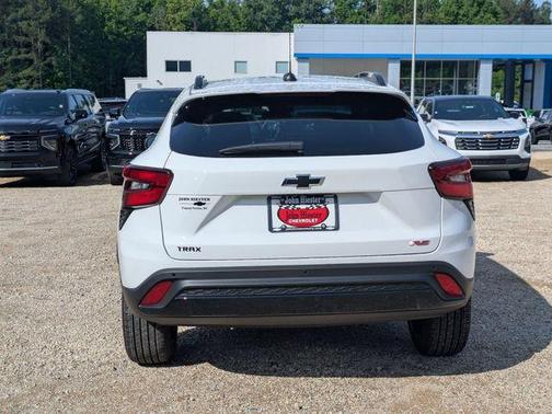 Summit White 2026 Chevrolet Trax 2RS