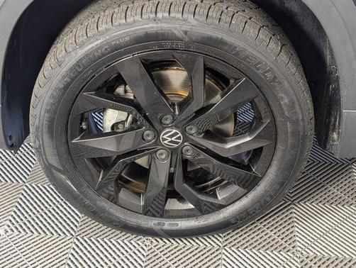 Deep Black Pearl Effect 2022 Volkswagen Taos 1.5T SE