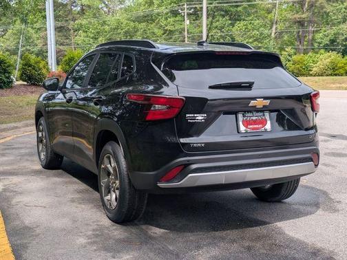 Mosaic Black Metallic 2026 Chevrolet Trax LT