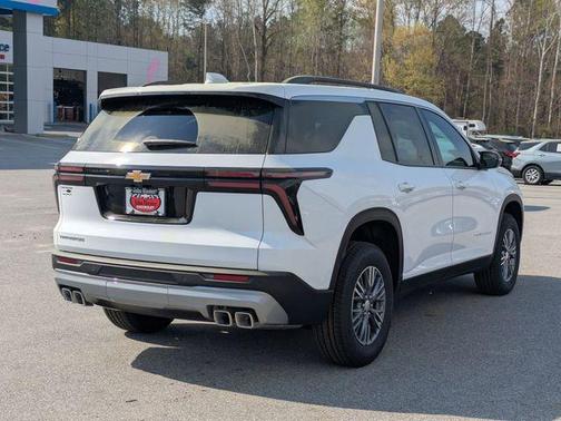 Summit White 2026 Chevrolet Traverse LT