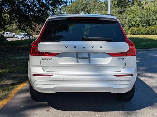 2022 Volvo XC60 B5 Momentum