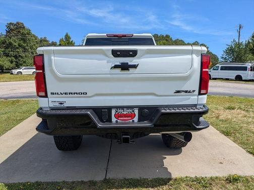 Summit White 2026 Chevrolet Silverado 2500 ZR2