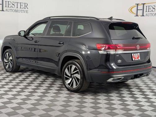 Deep Black Pearl Effect 2025 Volkswagen Atlas 2.0T SE w/Technology