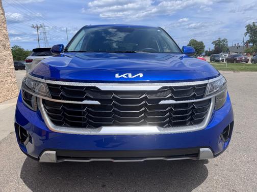 Blue 2024 Kia Seltos LX