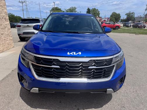 Blue 2024 Kia Seltos LX