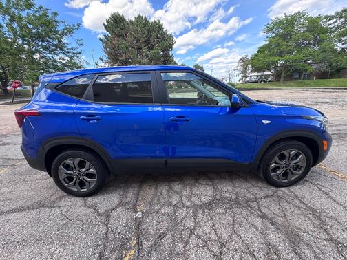 Blue 2024 Kia Seltos LX