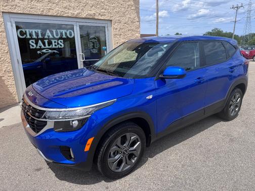 Blue 2024 Kia Seltos LX