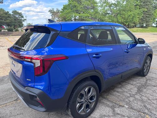 Blue 2024 Kia Seltos LX