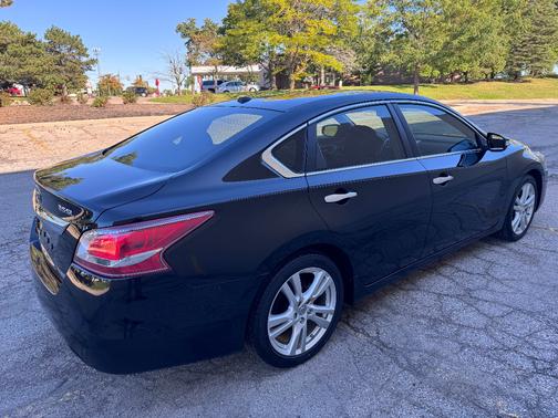 Black 2013 Nissan Altima 3.5 SL