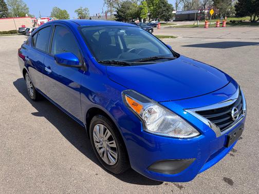 Blue 2017 Nissan Versa 1.6 SV