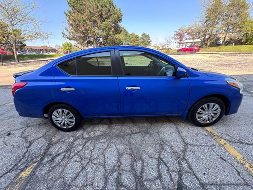 Blue 2017 Nissan Versa 1.6 SV