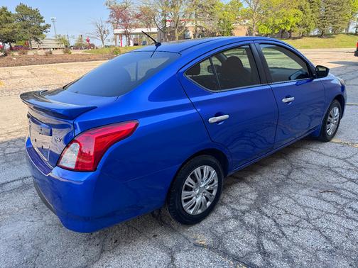 Blue 2017 Nissan Versa 1.6 SV