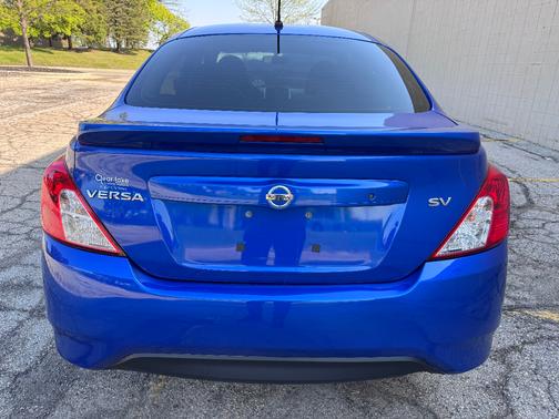 Blue 2017 Nissan Versa 1.6 SV