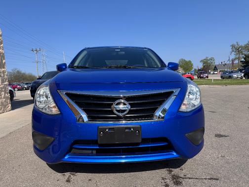 Blue 2017 Nissan Versa 1.6 SV