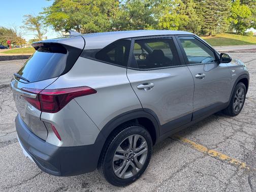 Grey 2021 Kia Seltos LX