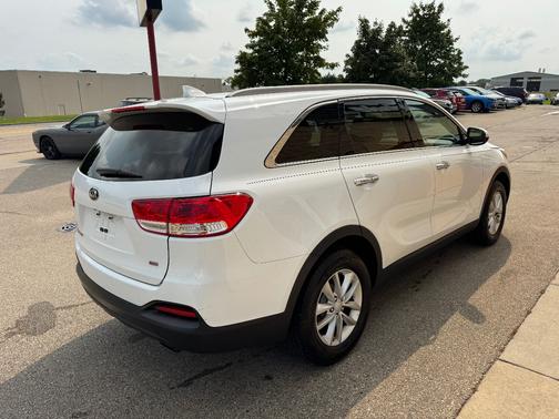 White 2016 Kia Sorento LX