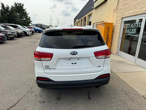 White 2016 Kia Sorento LX