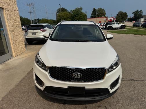 White 2016 Kia Sorento LX