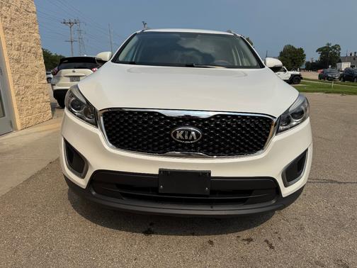 White 2016 Kia Sorento LX
