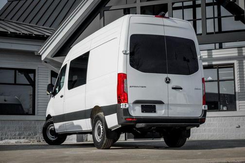 Arctic White 2026 Mercedes-Benz Sprinter 2500 Crew 144 WB